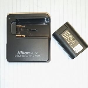 Nikon MH-53 Black Battery Charger with Battery